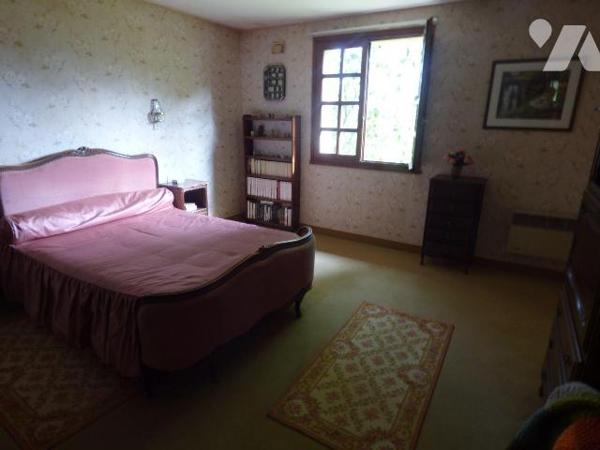 Maison d'habitation sous tuiles, comprenant :
Au sous-sol : salle de jeux, garage, buanderie, ...