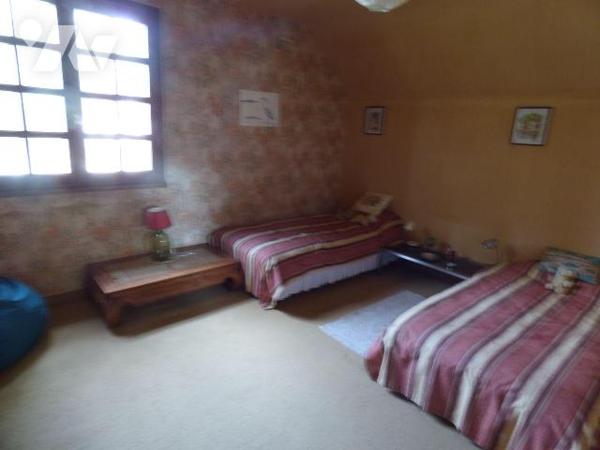 Maison d'habitation sous tuiles, comprenant :
Au sous-sol : salle de jeux, garage, buanderie, ...