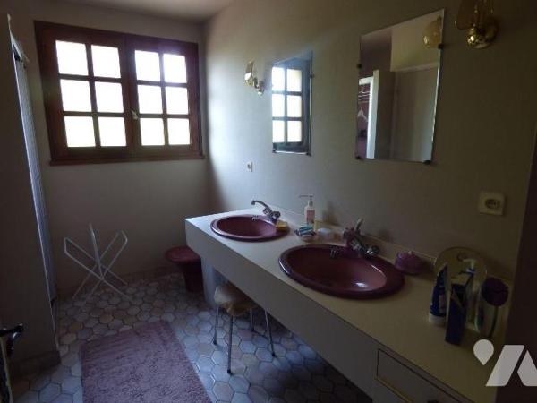 Maison d'habitation sous tuiles, comprenant :
Au sous-sol : salle de jeux, garage, buanderie, ...