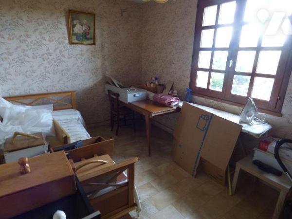 Maison d'habitation sous tuiles, comprenant :
Au sous-sol : salle de jeux, garage, buanderie, ...