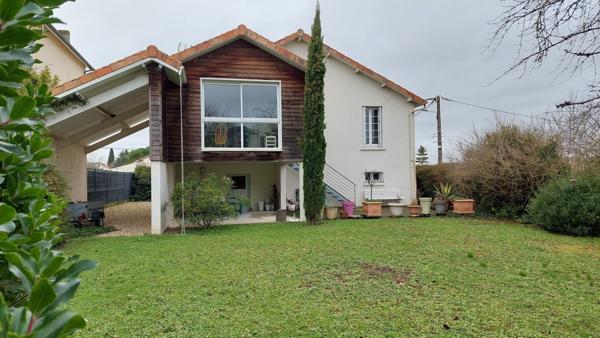 Ruelle, maison sur deux niveaux avec jardin et garage
