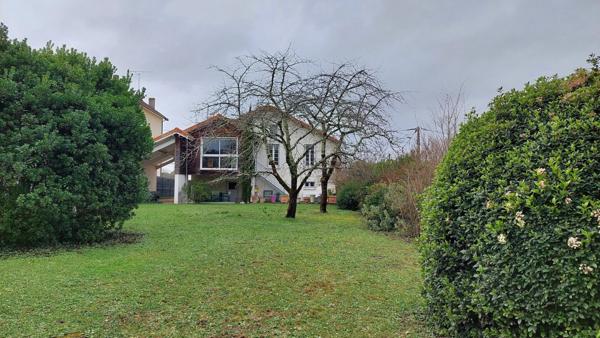 Ruelle, maison sur deux niveaux avec jardin et garage