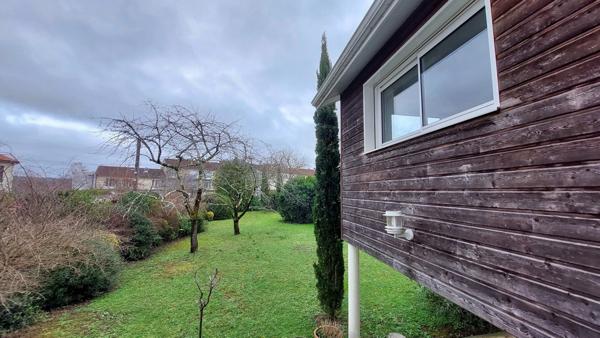Ruelle, maison sur deux niveaux avec jardin et garage