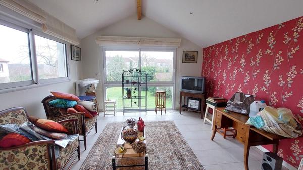 Ruelle, maison sur deux niveaux avec jardin et garage