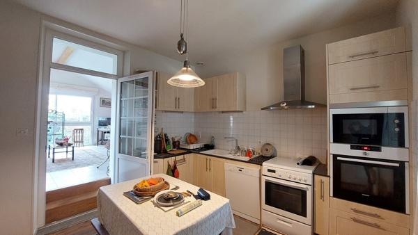 Ruelle, maison sur deux niveaux avec jardin et garage