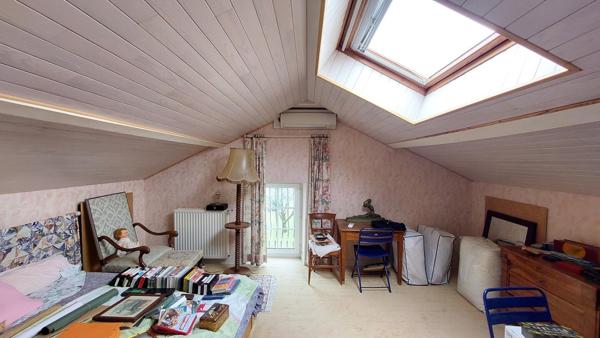 Ruelle, maison sur deux niveaux avec jardin et garage