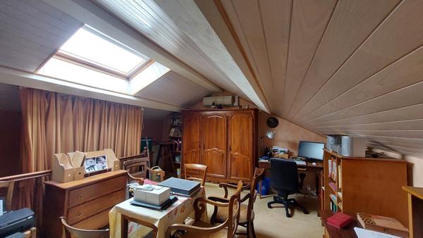 Ruelle, maison sur deux niveaux avec jardin et garage