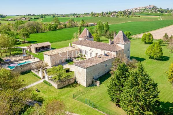 Le Château du Monarque — Elégance Intemporelle et Charme Historique