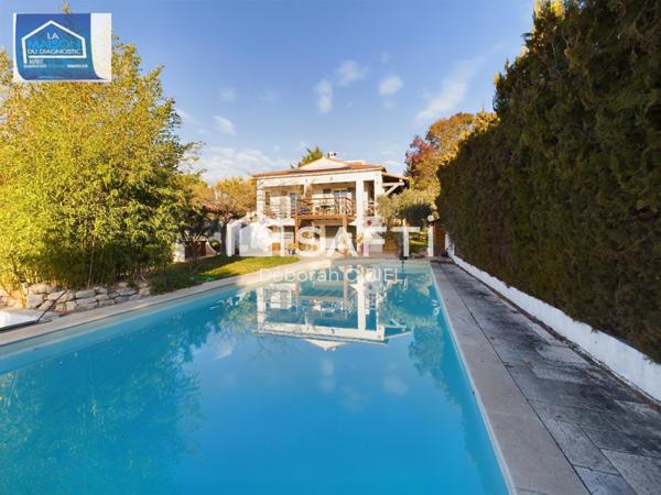 Maison avec piscine garage et atelier