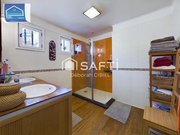 Maison avec piscine garage et atelier