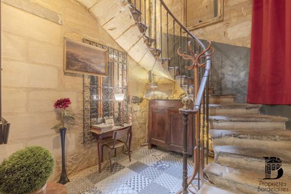 Immeuble en pierre rénové, 230 m² Bordeaux Victoire Capucins