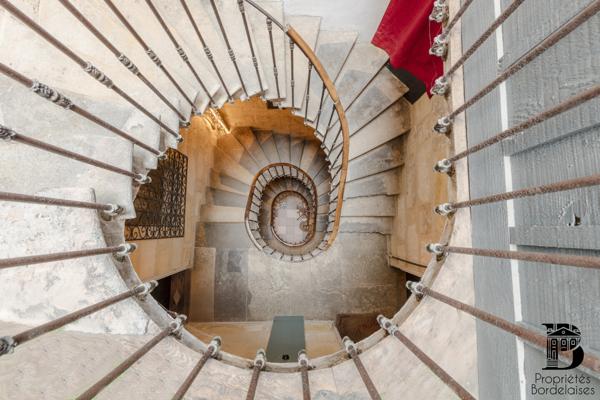 Immeuble en pierre rénové, 230 m² Bordeaux Victoire Capucins