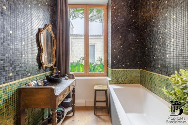 Immeuble en pierre rénové, 230 m² Bordeaux Victoire Capucins