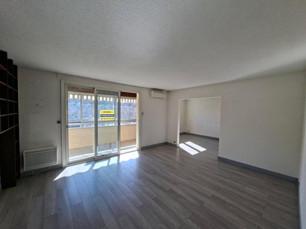 APPARTEMENT T3 AVEC TERRASSE – À 2 PAS DU CENTRE VILLAGE SAINT-CYR SUR MER !