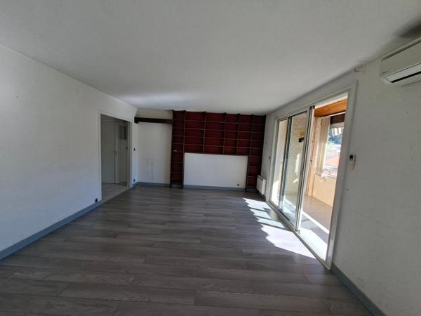 APPARTEMENT T3 AVEC TERRASSE – À 2 PAS DU CENTRE VILLAGE SAINT-CYR SUR MER !