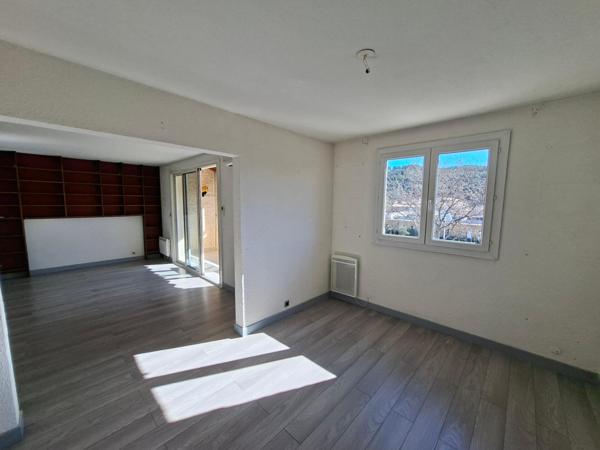 APPARTEMENT T3 AVEC TERRASSE – À 2 PAS DU CENTRE VILLAGE SAINT-CYR SUR MER !
