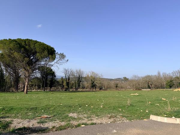 Terrain à bâtir 1685m2 à TOURRETTES (83440)