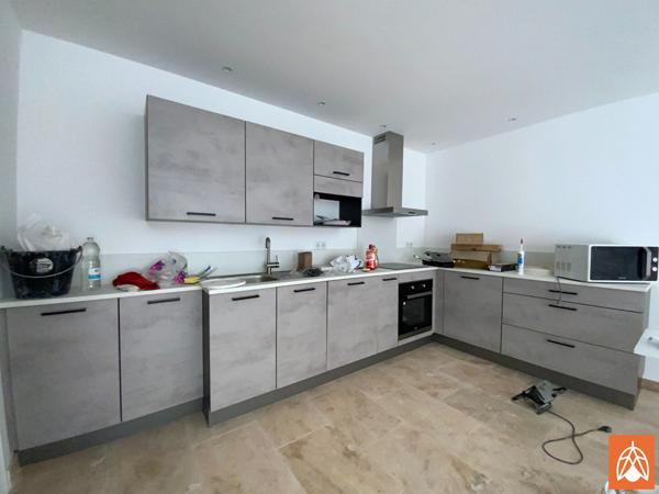 T3 récent en duplex climatisé au centre-ville d'Eyguières Eyguieres