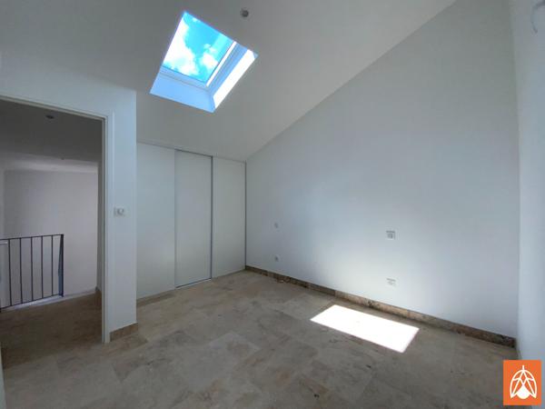 T3 récent en duplex climatisé au centre-ville d'Eyguières Eyguieres