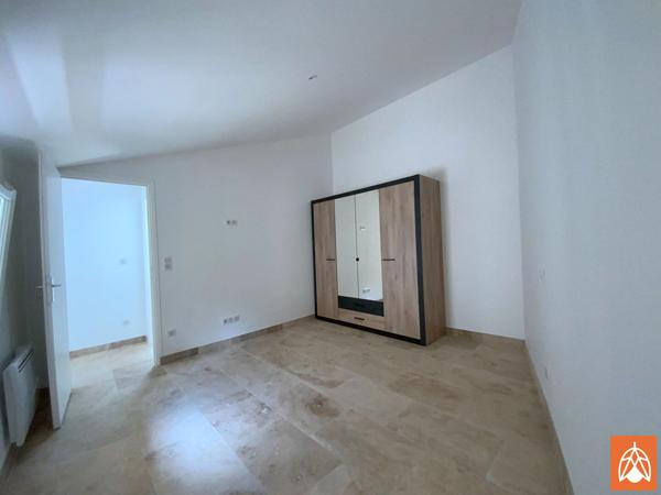 T3 récent en duplex climatisé au centre-ville d'Eyguières Eyguieres