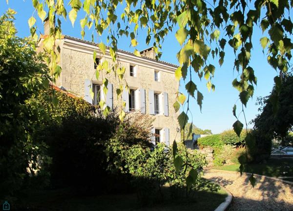 CHARENTAISE 196M² AVEC JARDIN, PISCINE ET DEPENDANCES