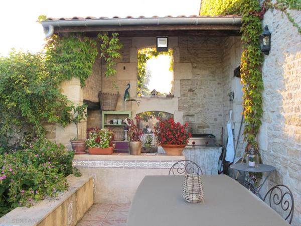 CHARENTAISE 196M² AVEC JARDIN, PISCINE ET DEPENDANCES