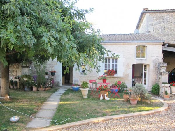 CHARENTAISE 196M² AVEC JARDIN, PISCINE ET DEPENDANCES