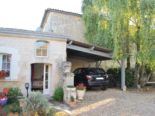 CHARENTAISE 196M² AVEC JARDIN, PISCINE ET DEPENDANCES