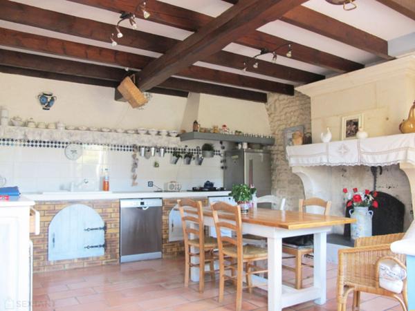 CHARENTAISE 196M² AVEC JARDIN, PISCINE ET DEPENDANCES