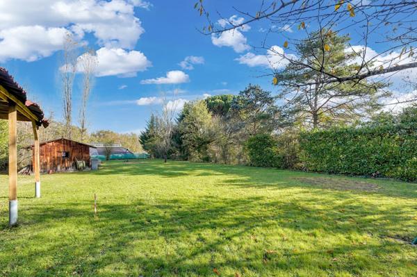 Terrain à bâtir 1220 m2 - Emprise 40% - Plein centre Saint Jean