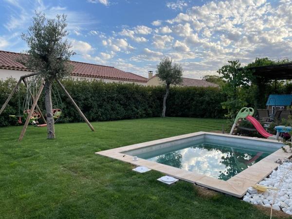 Villa de plain pied 4 chambres jardin piscine dans le village 485 000 € H.A.I.*