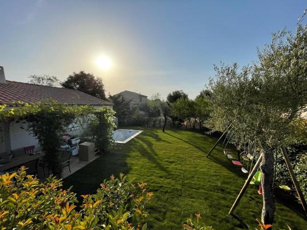 Villa de plain pied 4 chambres jardin piscine dans le village 485 000 € H.A.I.*