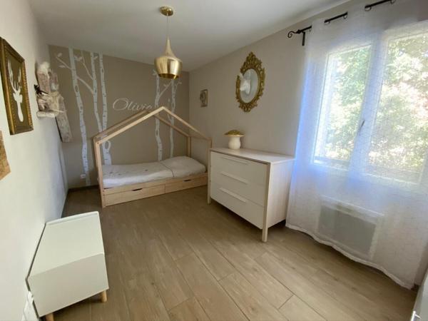 Villa de plain pied 4 chambres jardin piscine dans le village 485 000 € H.A.I.*