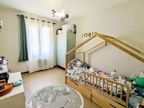 Villa de plain pied 4 chambres jardin piscine dans le village 485 000 € H.A.I.*