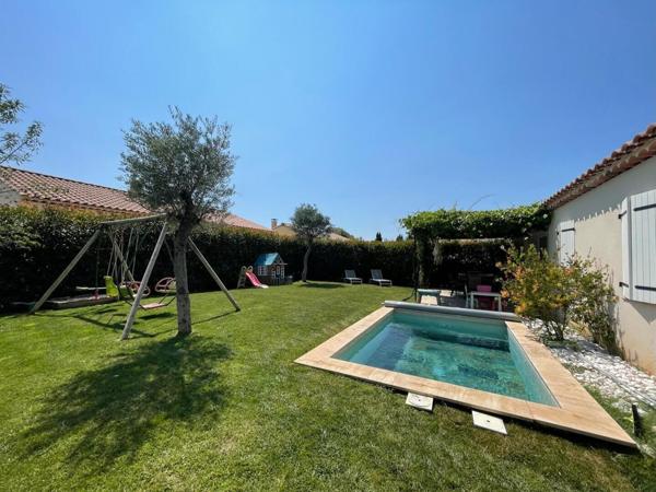 Villa de plain pied 4 chambres jardin piscine dans le village 485 000 € H.A.I.*