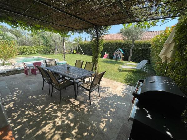 Villa de plain pied 4 chambres jardin piscine dans le village 485 000 € H.A.I.*