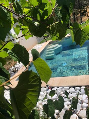 Villa de plain pied 4 chambres jardin piscine dans le village 485 000 € H.A.I.*