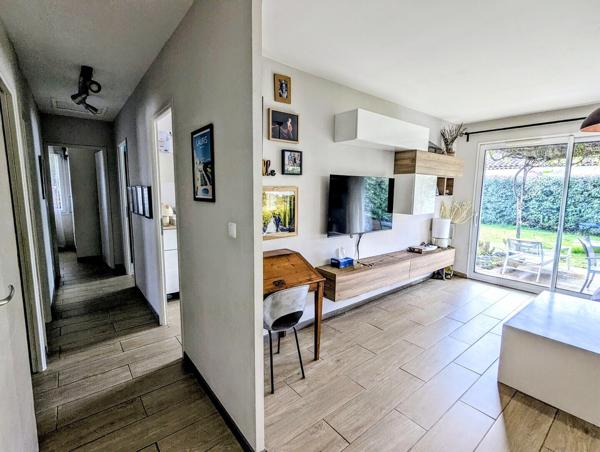 Villa de plain pied 4 chambres jardin piscine dans le village 485 000 € H.A.I.*