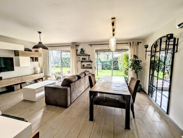 Villa de plain pied 4 chambres jardin piscine dans le village 485 000 € H.A.I.*