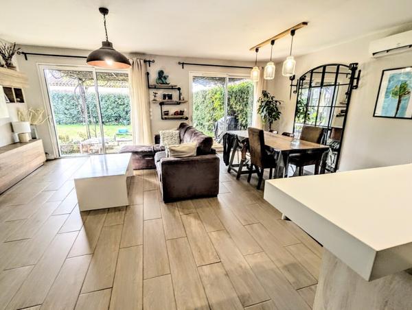 Villa de plain pied 4 chambres jardin piscine dans le village 485 000 € H.A.I.*