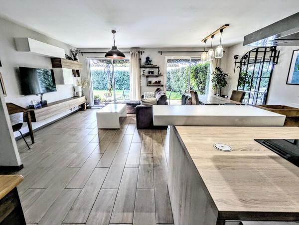 Villa de plain pied 4 chambres jardin piscine dans le village 485 000 € H.A.I.*