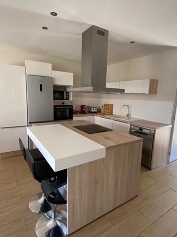 Villa de plain pied 4 chambres jardin piscine dans le village 485 000 € H.A.I.*