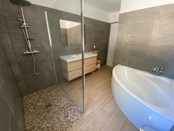 Villa de plain pied 4 chambres jardin piscine dans le village 485 000 € H.A.I.*