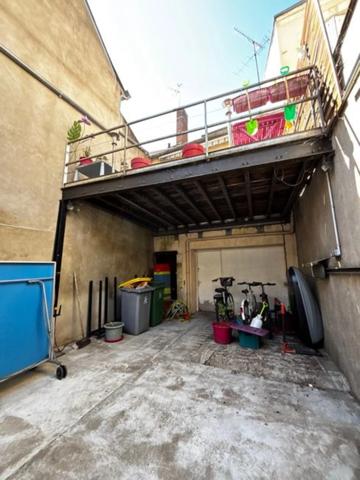 Maison de caractère en hypercentre avec terrasse, cour privative et nombreuses possibilités d'aménagement