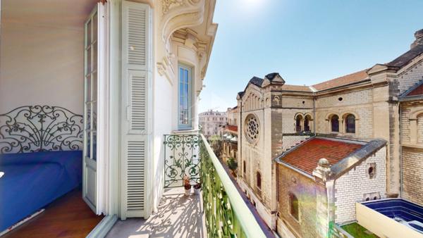 NICE - CARRÉ D'OR : A 100 MÈTRES DU FAMEUX HÔTEL NEGRESCO ,JOLI 2 PIÈCES AVEC BALCON PROCHE MER