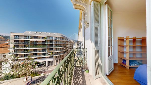 NICE - CARRÉ D'OR : A 100 MÈTRES DU FAMEUX HÔTEL NEGRESCO ,JOLI 2 PIÈCES AVEC BALCON PROCHE MER