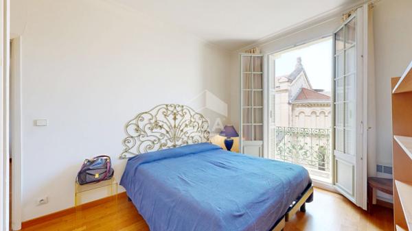 NICE - CARRÉ D'OR : A 100 MÈTRES DU FAMEUX HÔTEL NEGRESCO ,JOLI 2 PIÈCES AVEC BALCON PROCHE MER