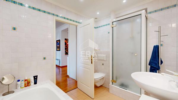 NICE - CARRÉ D'OR : A 100 MÈTRES DU FAMEUX HÔTEL NEGRESCO ,JOLI 2 PIÈCES AVEC BALCON PROCHE MER