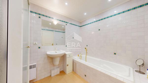 NICE - CARRÉ D'OR : A 100 MÈTRES DU FAMEUX HÔTEL NEGRESCO ,JOLI 2 PIÈCES AVEC BALCON PROCHE MER