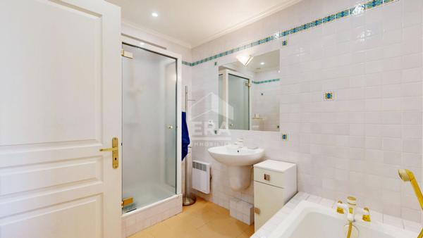 NICE - CARRÉ D'OR : A 100 MÈTRES DU FAMEUX HÔTEL NEGRESCO ,JOLI 2 PIÈCES AVEC BALCON PROCHE MER